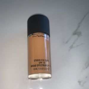 MAC Studio Fix Fluid NC44